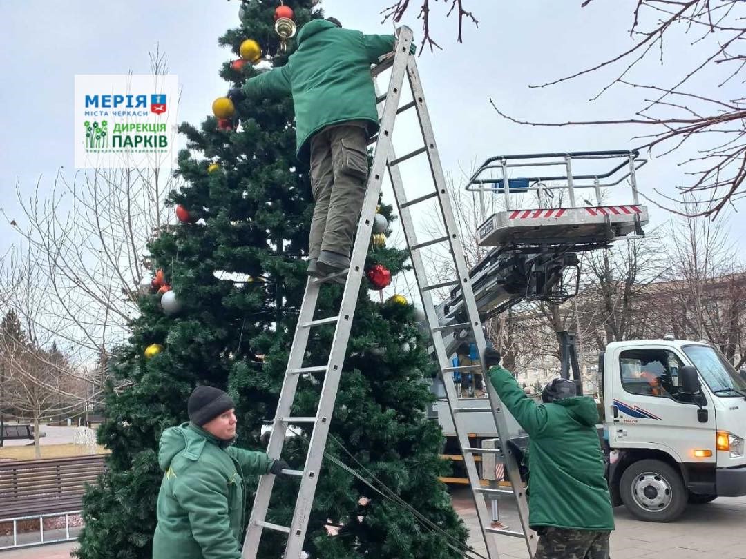 У сквері в Черкасах демонтують ялинку