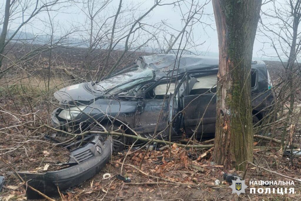 ДТП біля Умані. Авто в'їхало у дерево