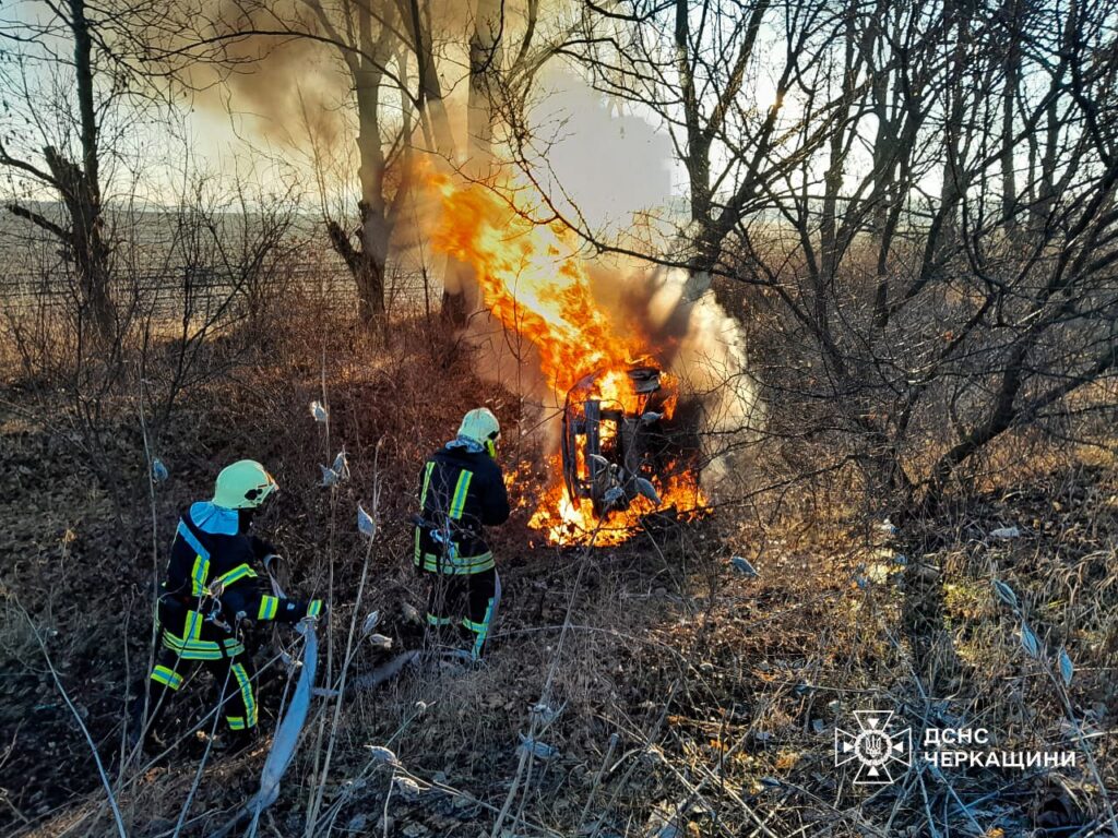 На Золотоніщині авто злетіло у кювет і загорілося. Вогнеборці гасять пожежу