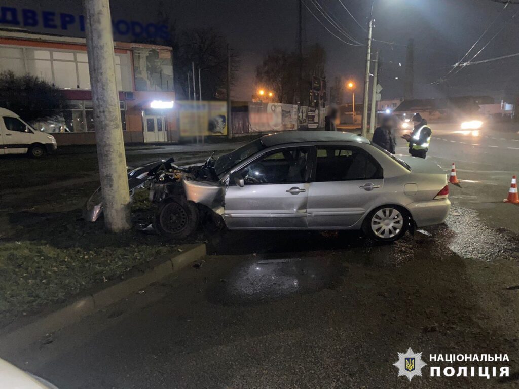 ДТП у Черкасах. Автомобіль в'їхав у електроопору