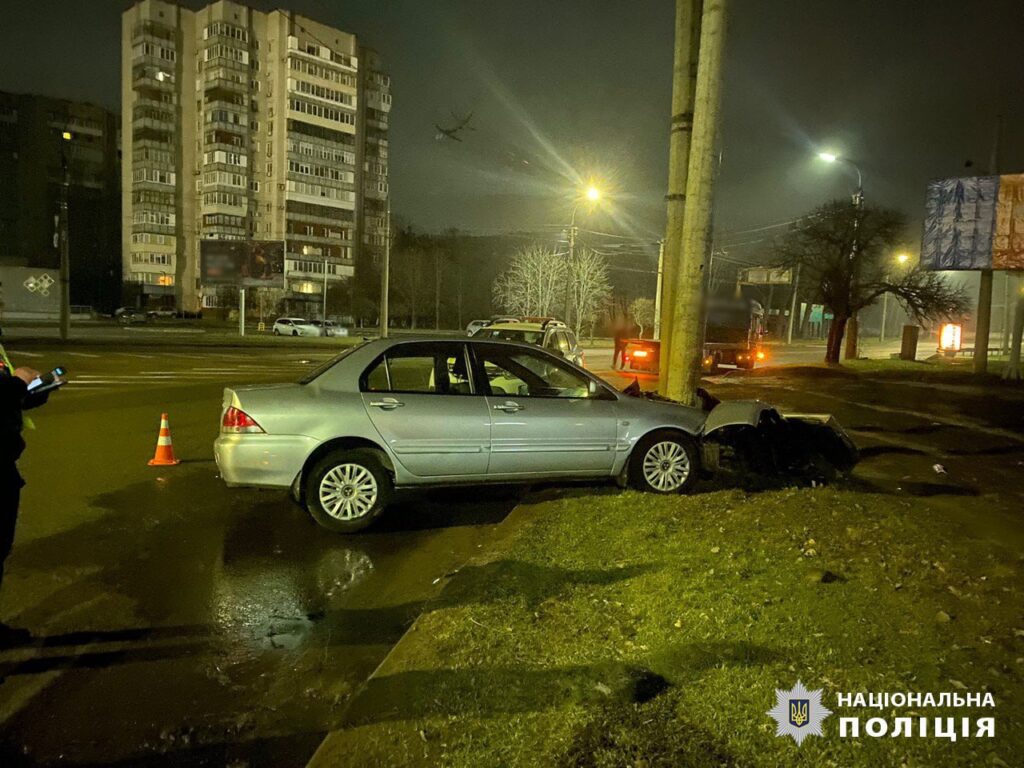 Місце ДТП у Черкасах. Авто в'їхало у стовп