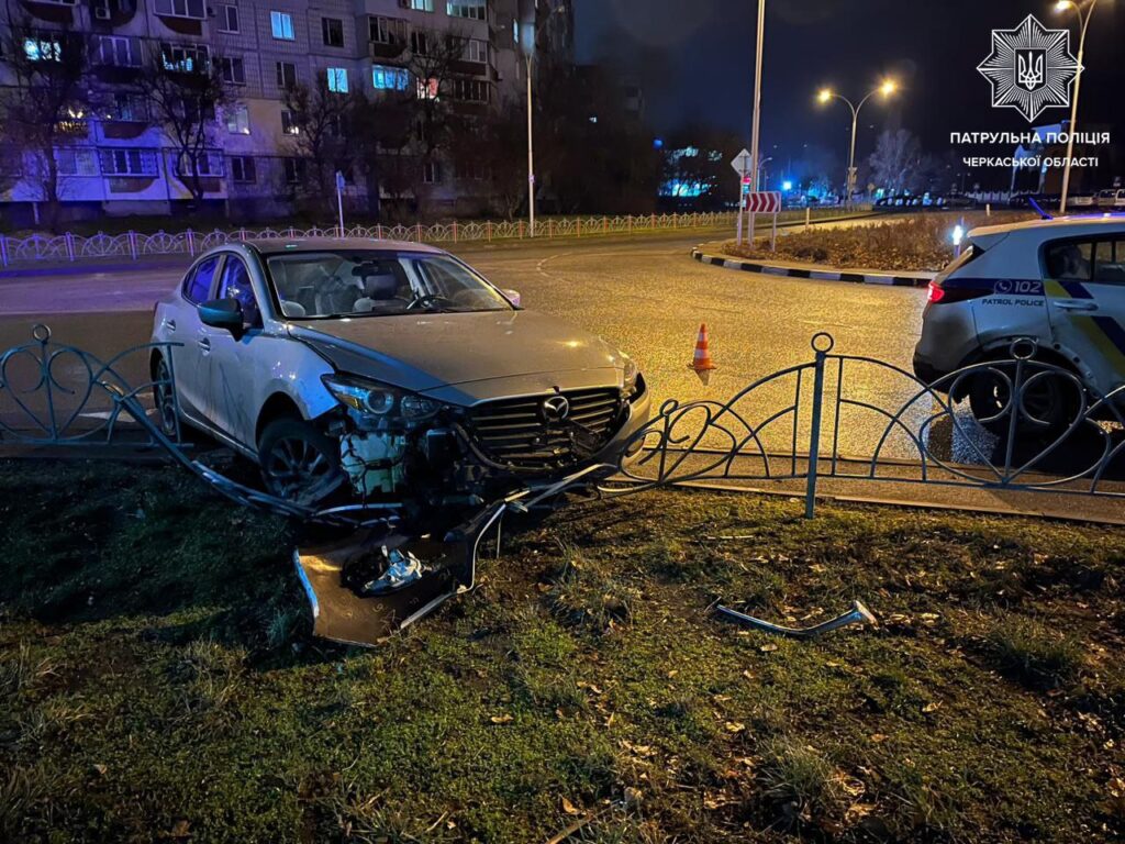 у Черкасах на Митниці водій в'їхав в огорожу