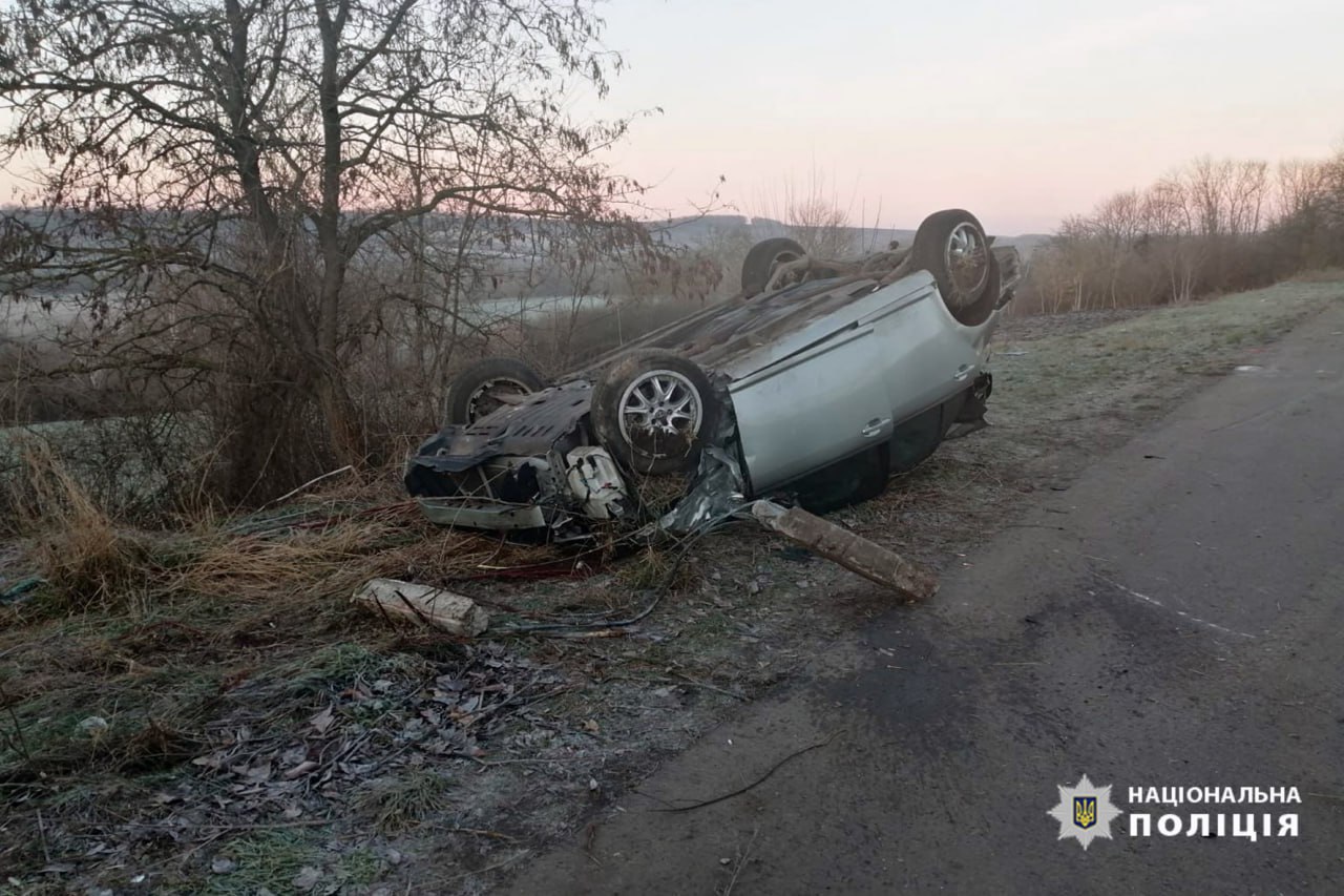 Автомобіль на Звенигородщині з'їхав на узбіччя і перекинувся