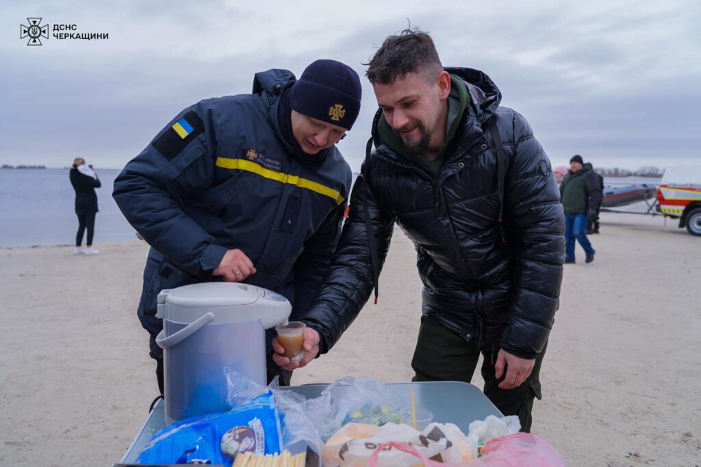 Рятувальники роздають каву на Водохреще