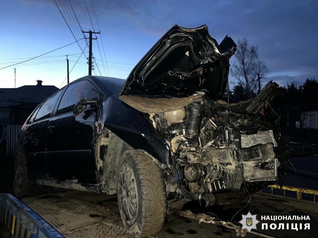 Пошкоджений автомобіль після ДТП у Мошнах 