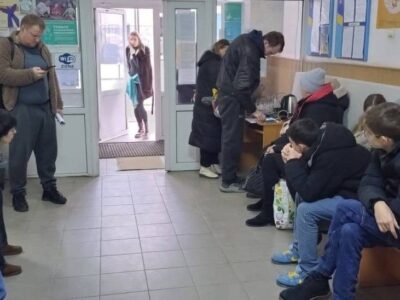 Люди в пункті незламності в Умані