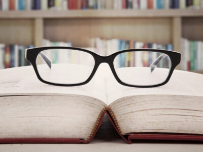 Окуляри на книзі