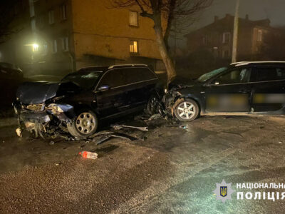 водій не помітив інший автомобіль та в'їхав у нього