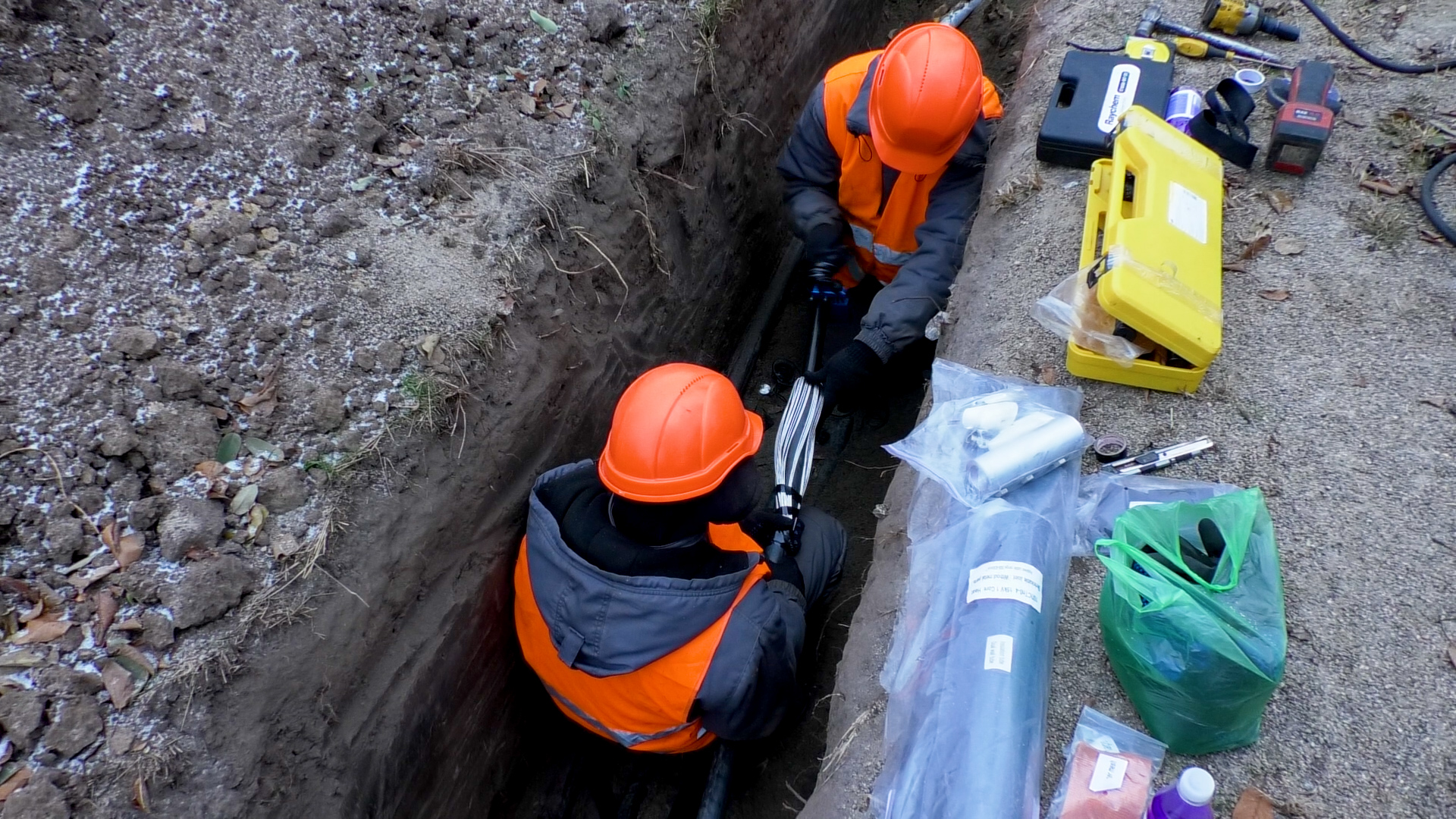 Енергетики прокладають кабельну лінію під землею