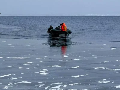 ДСНС на човні доправляють рибалок до берега