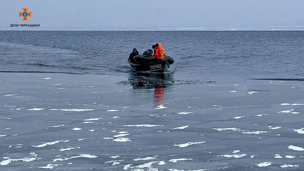 ДСНС на човні доправляють рибалок до берега