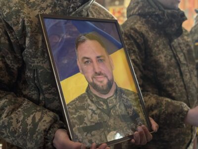 портрет військового Максима Зеленського у руках захисників