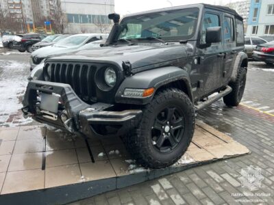 Джип припаркувався на пандусі