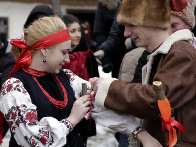 прив'язування колодки до парубка і дівчини