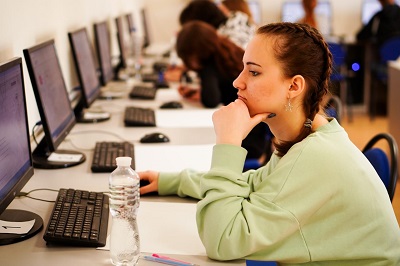 учениця перед комп'ютером