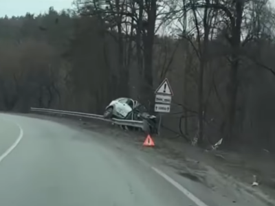 авто злетіло у кювет на автодорозі