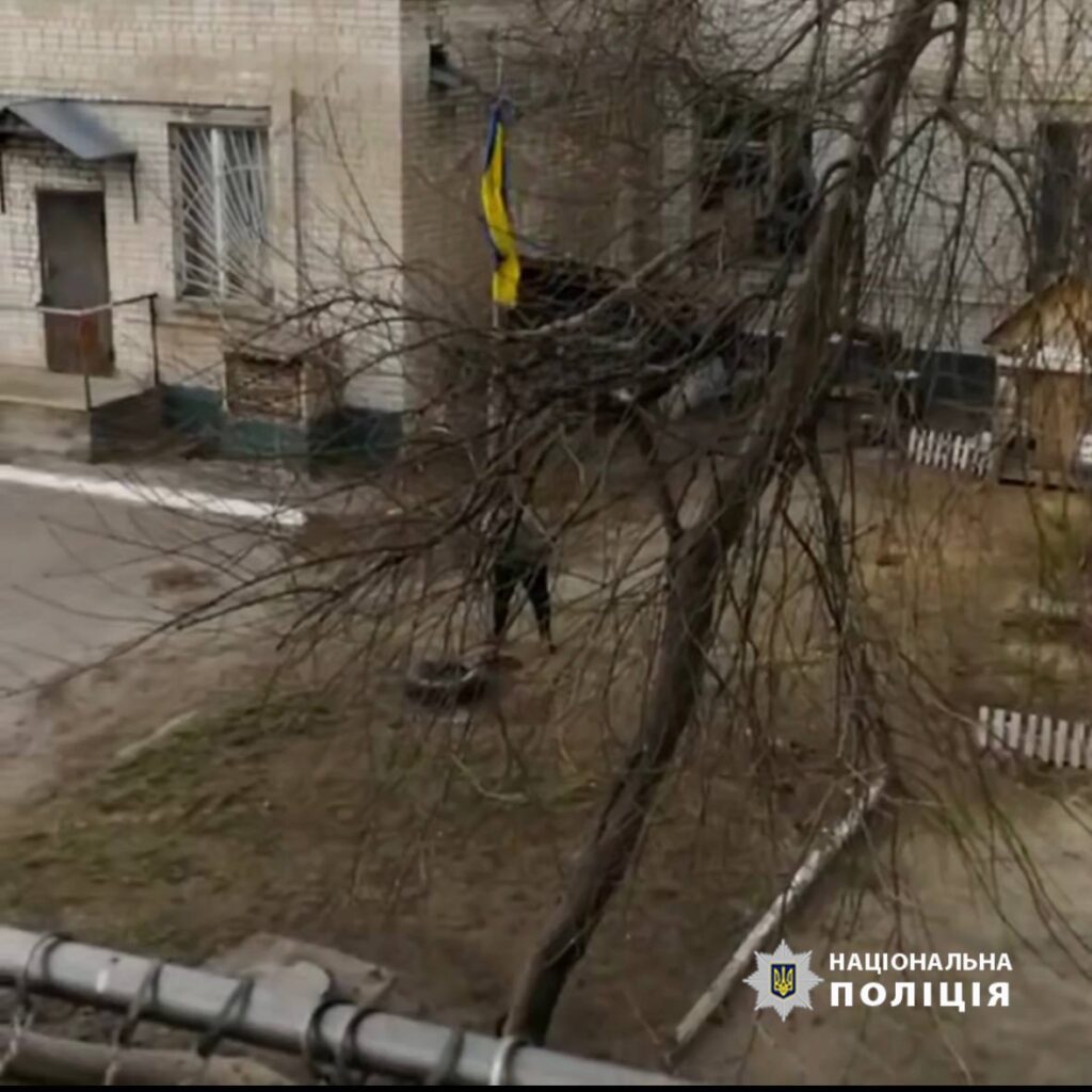 Жінка розхитує флагшток