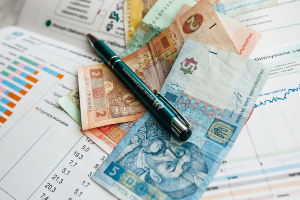 гроші на столі