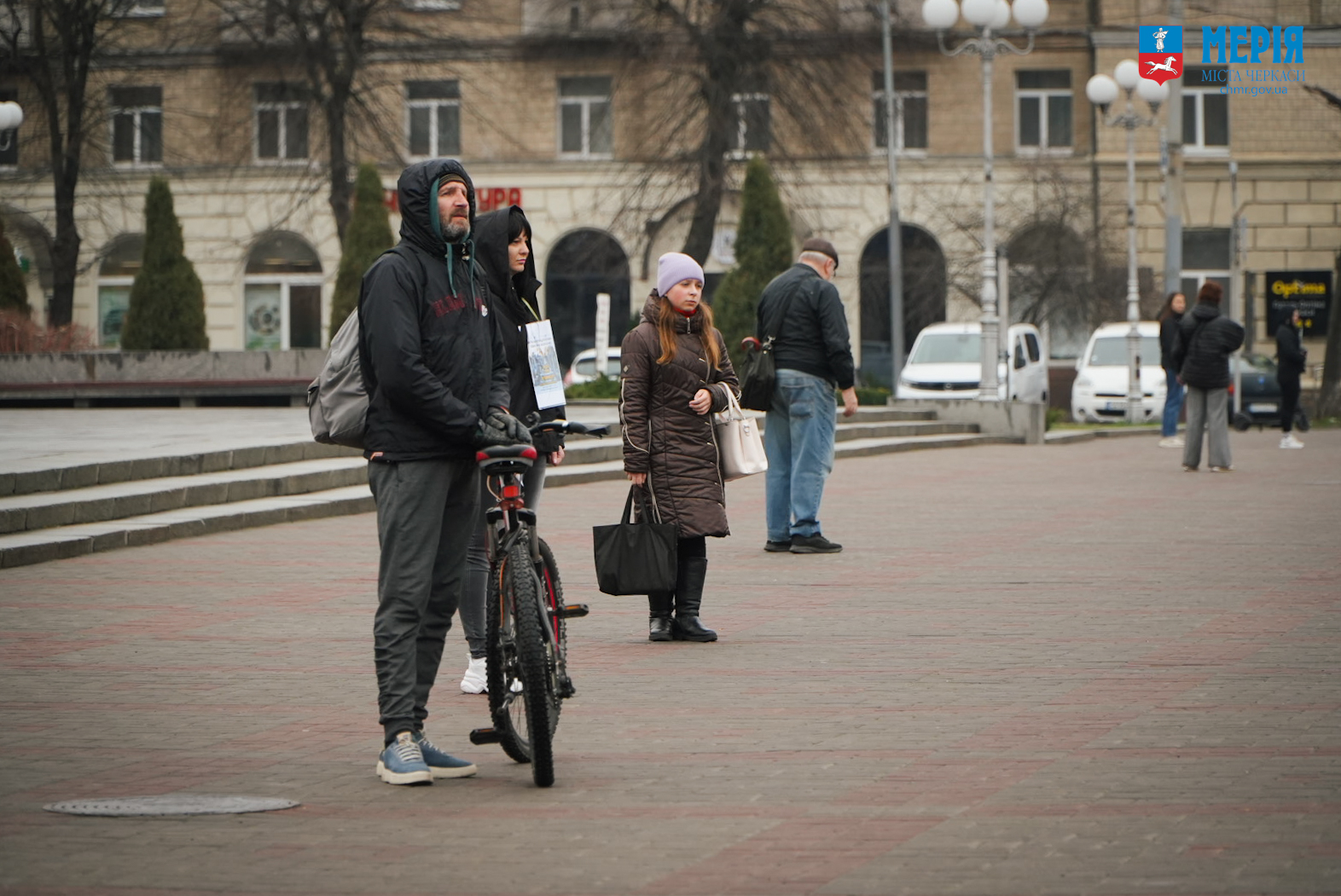 люди зупинилися під час хвилини мовчання