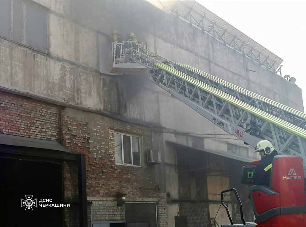 рятувальники ліквідовують пожежу на підприємстві у Черкасах