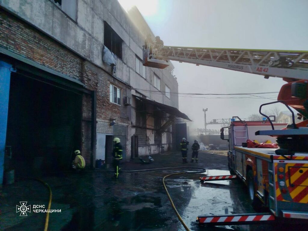 рятувальники на підприємстві, де виникла пожежа