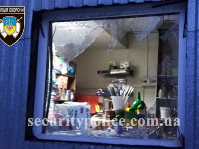 розбите вікно у магазині