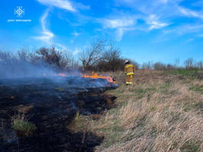пожежник гасить вогонь 17 квітня