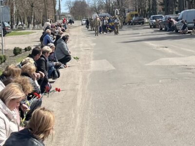 люди сидять навпочіпки