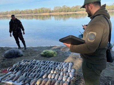 два чоловіки біля риби