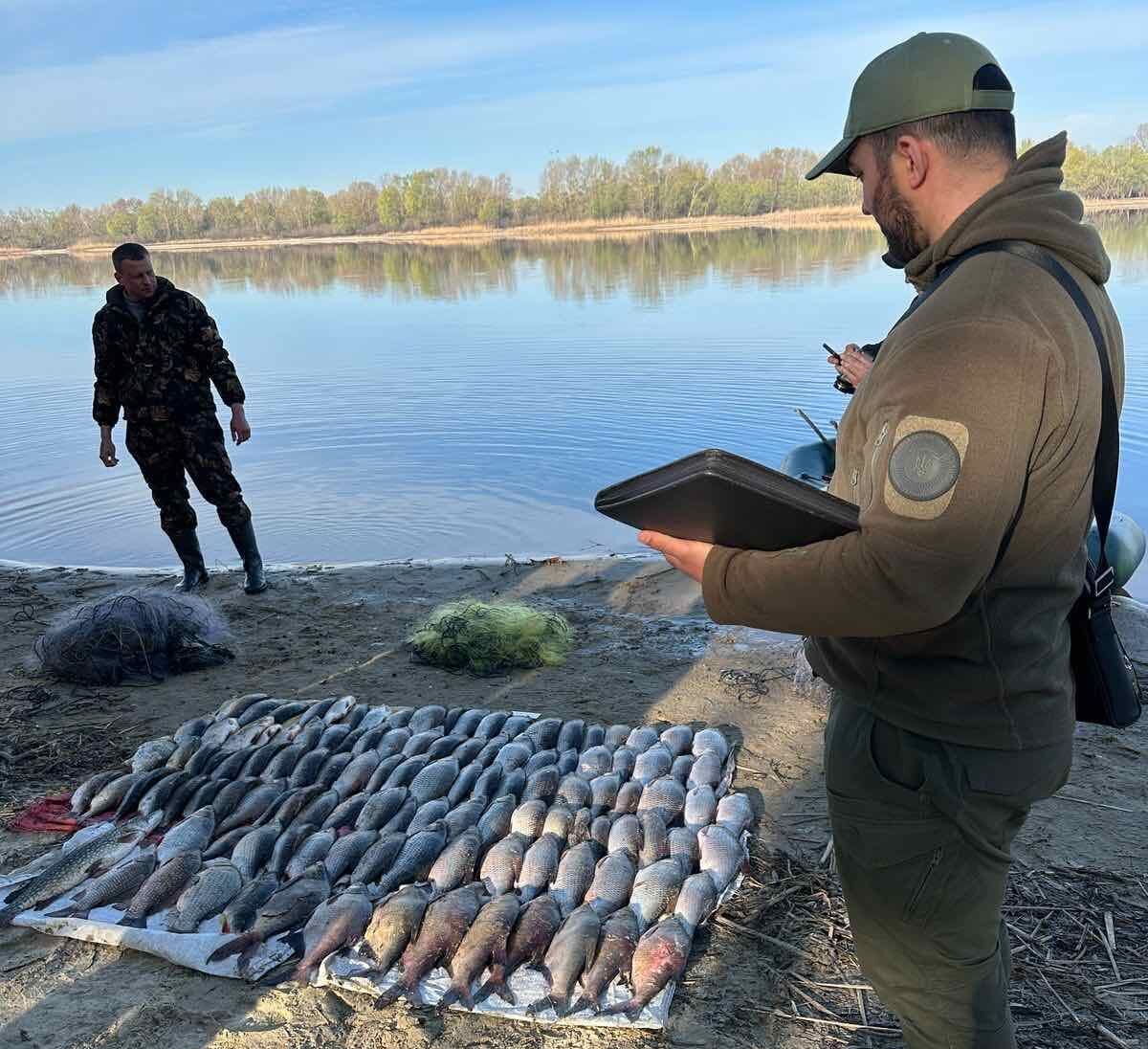 два чоловіки біля риби