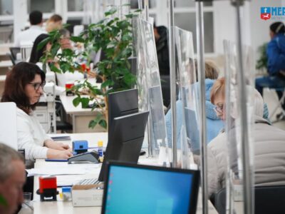 люди за столом