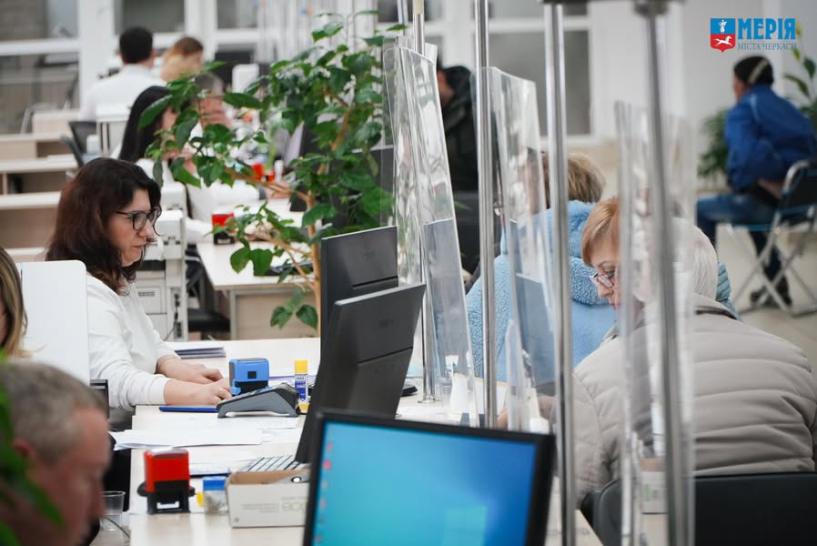 люди за столом