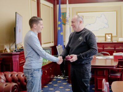 чоловіку вручають нагороду