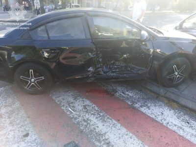 пошкоджене авто на перехресті після ДТП