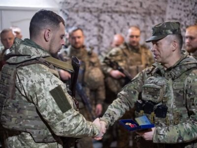 Сирський нагородує солдата