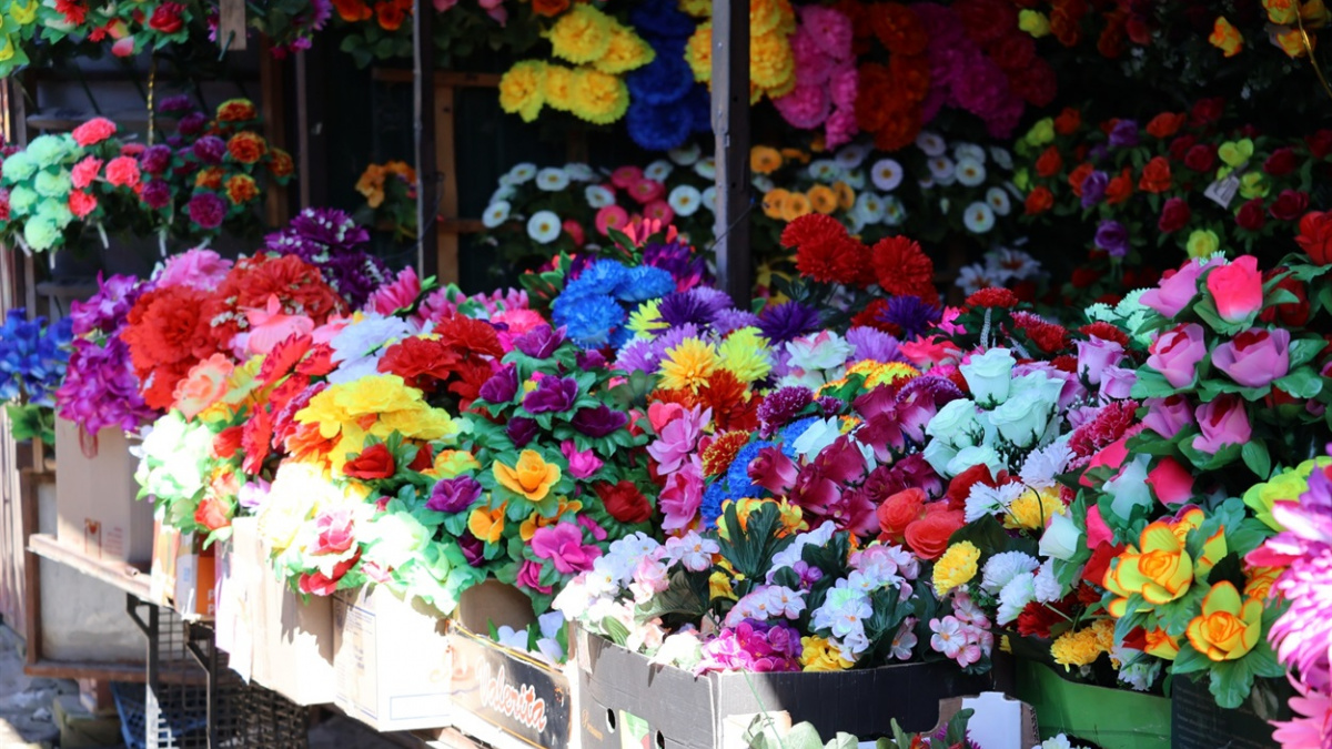 Живі радять, штучні несуть: у Черкасах не відмовляються від пластикових квітів на кладовищах
