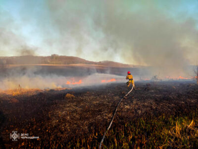 рятувальни гасить пожежу 21 квітня