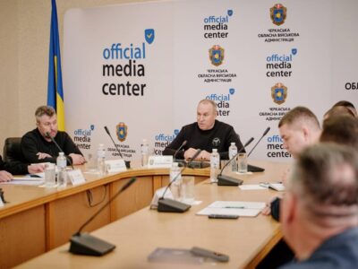 чиновники за столом