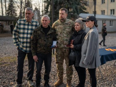 Білецький вручив родині Міроша його відзнаки