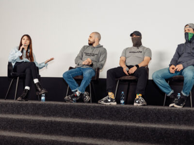 біці-розвідники та ведуча на сцені