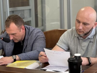 підсудний з адвокатом