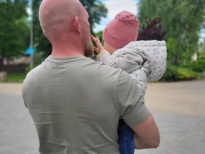 чоловік з дитиною зі спини