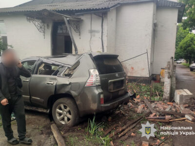 машина у дворі