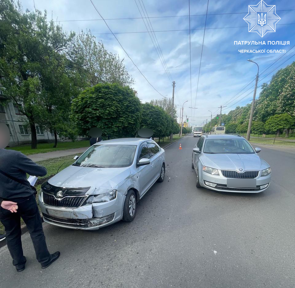 місце ДТП у Черкасах, пошкоджені авто