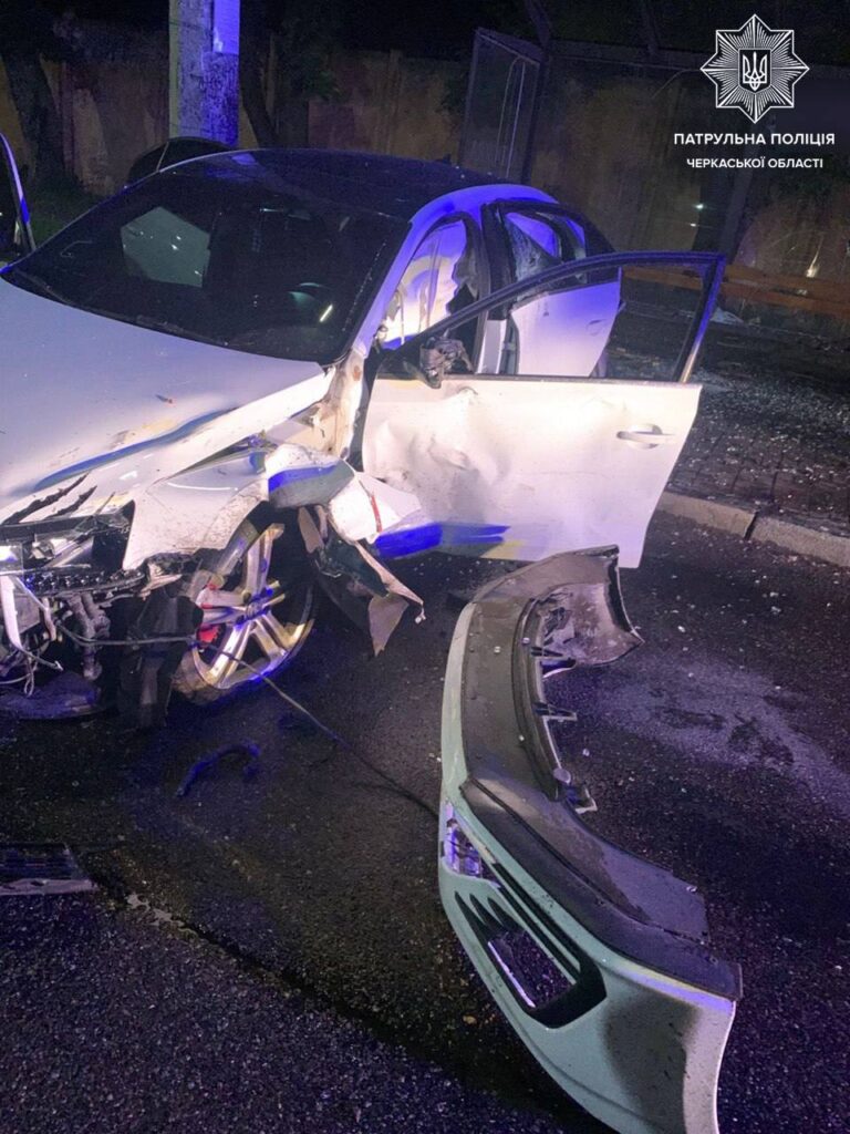 побитий автомобіль на місці ДТП