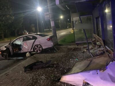 авто врізалося в зупинку