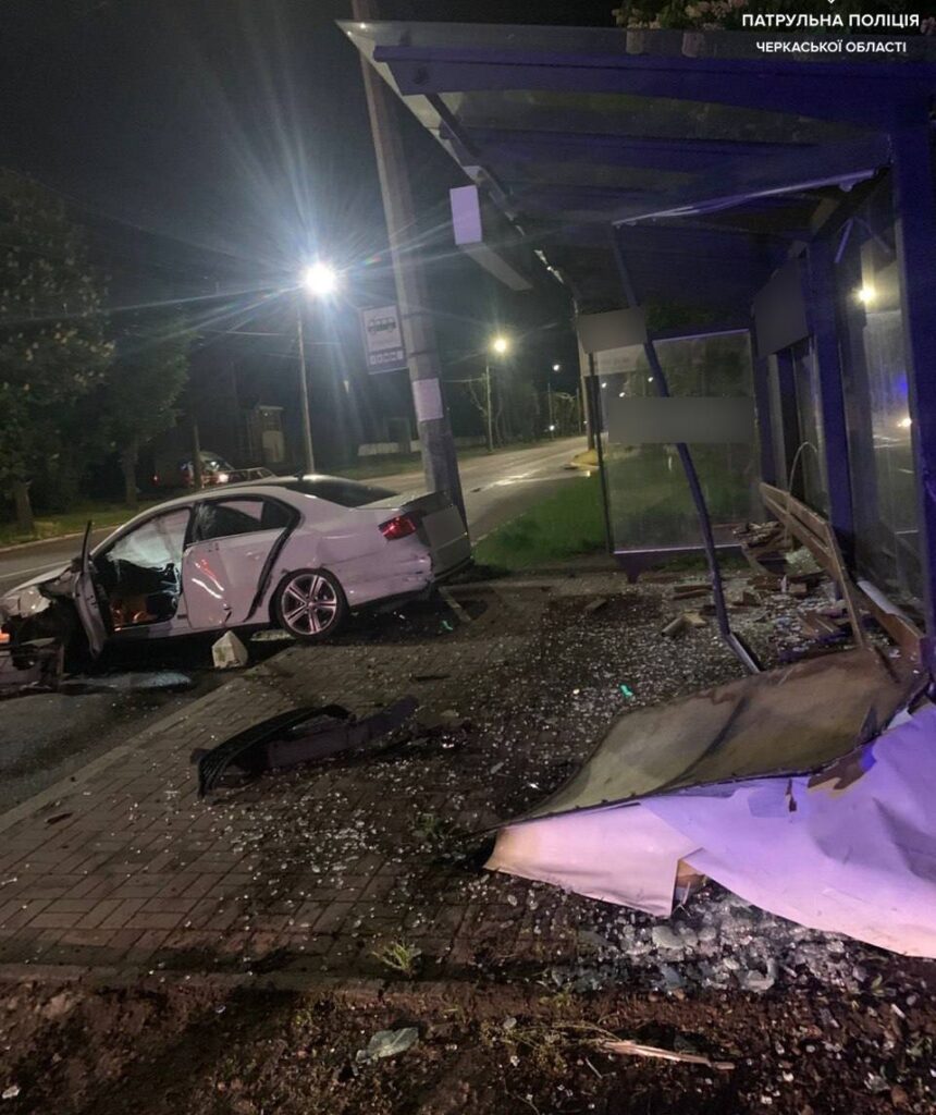 авто врізалося в зупинку