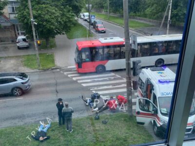 медики працюють на місці ДТП