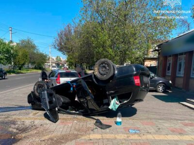 авто перекинулося після ДТП на перехресті