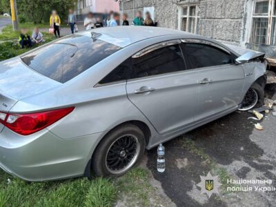 автомобіль на місці ДТП після того, як в'їхав у будинок